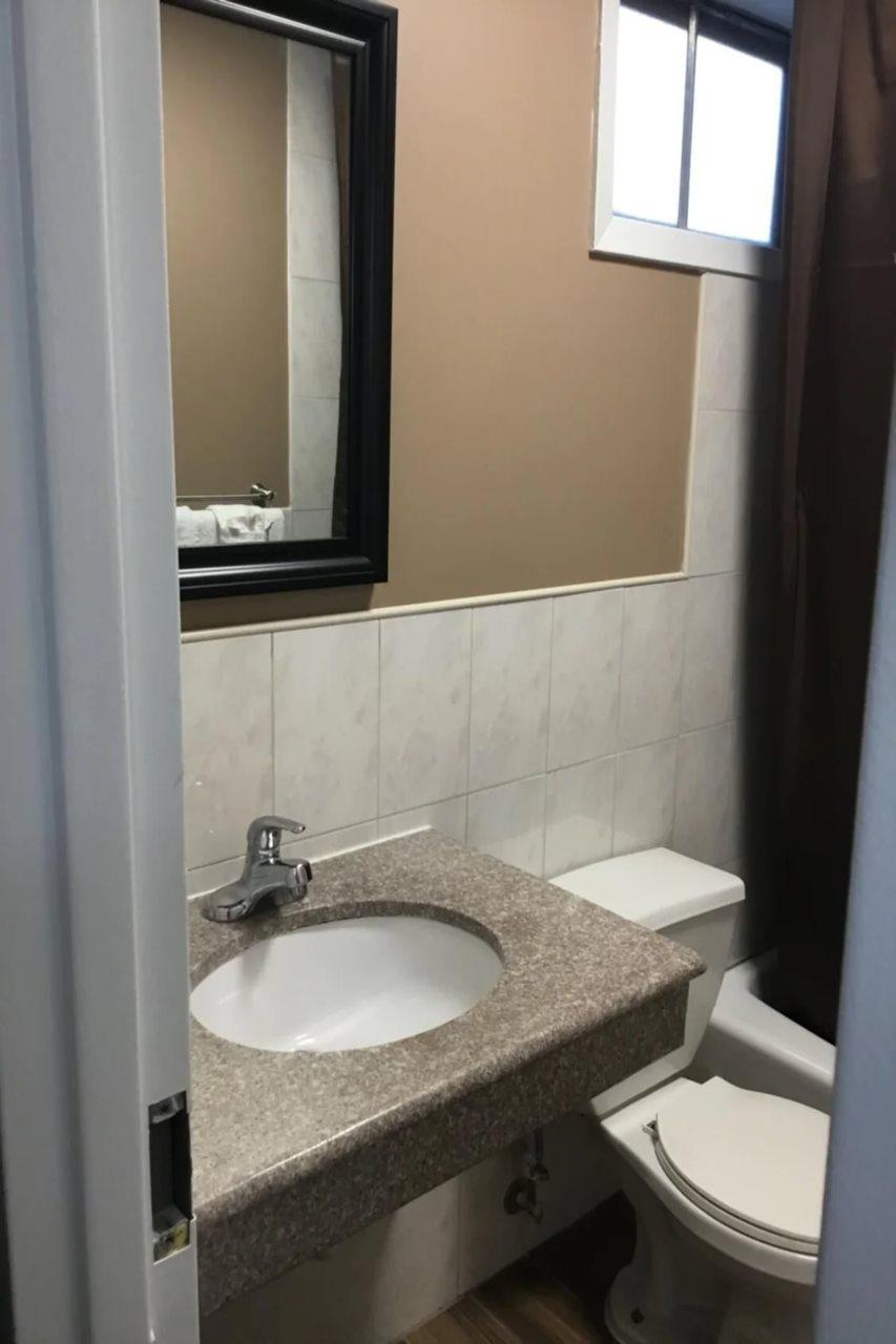Americas Best Value Inn Avenel Woodbridge Bagian luar foto