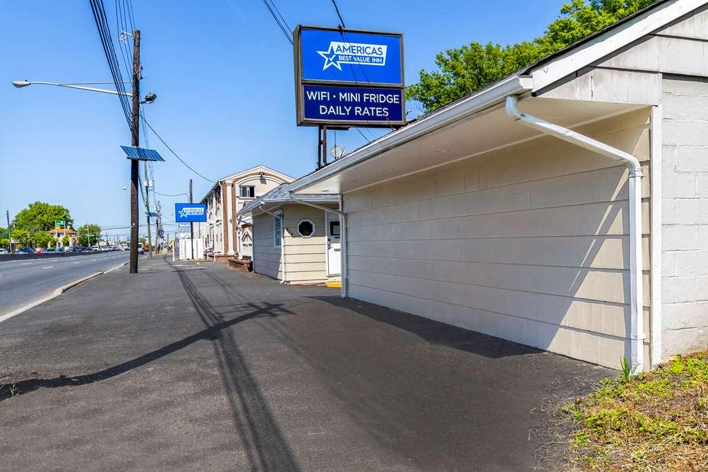 Americas Best Value Inn Avenel Woodbridge Bagian luar foto
