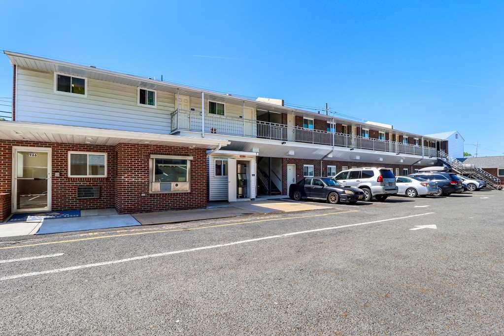 Americas Best Value Inn Avenel Woodbridge Bagian luar foto
